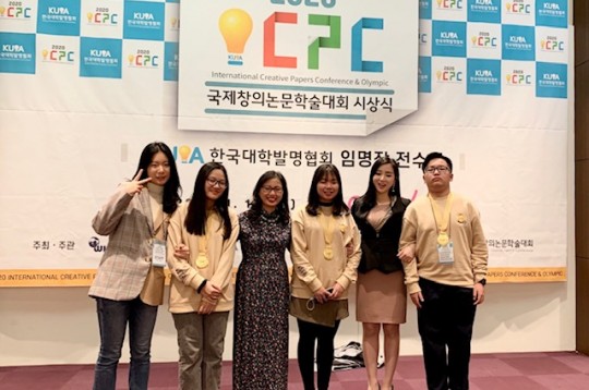 Nguyễn Hiền Anh (lớp 9C), Trần Mai Trang (lớp 9E)– Huy chương vàng Cuộc thi ICPC 2020